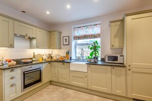 Microwave, oven, dishwasher, high chair - 2 Bed in Pencaenewydd (oc-t29187) (Pencaenewydd)