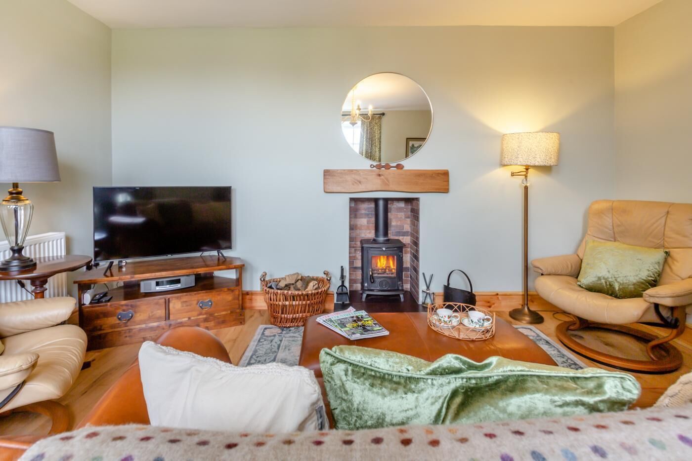 Televisión y chimenea 