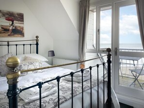Iron/ironing board, free WiFi, bed sheets - 3 Bed in Looe (oc-w29227) (Looe)