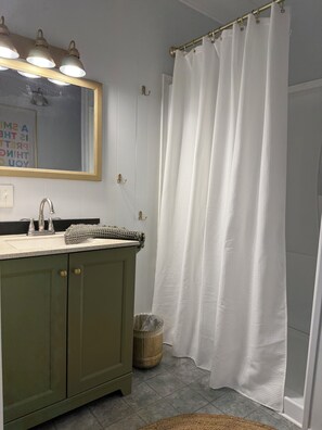 Shower, hair dryer, towels, toilet paper - The Exchange - A Historic Downtown Studio (Owosso)