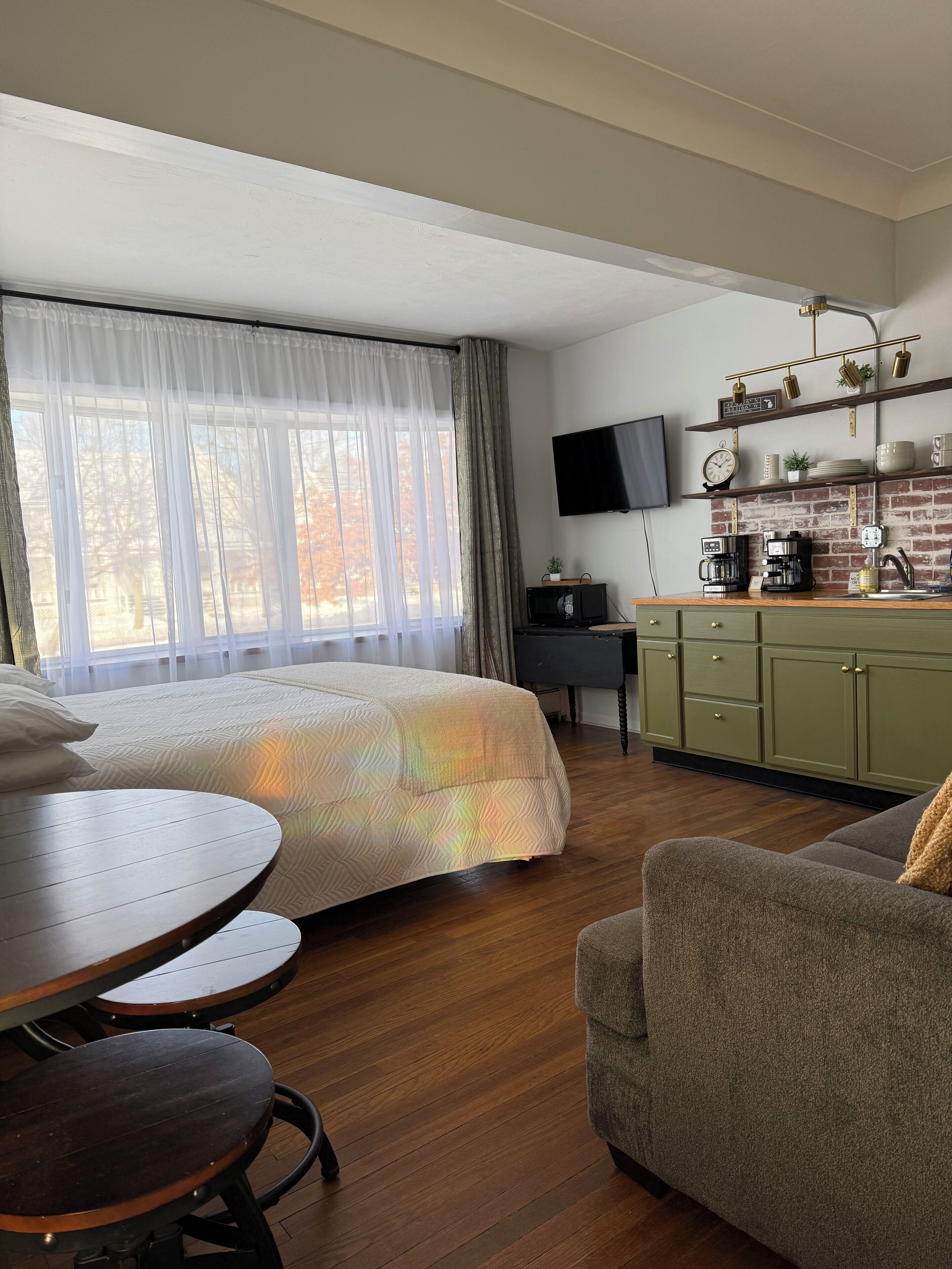 1 soverom, skrivebord, strykejern/-brett og reiseseng for barn