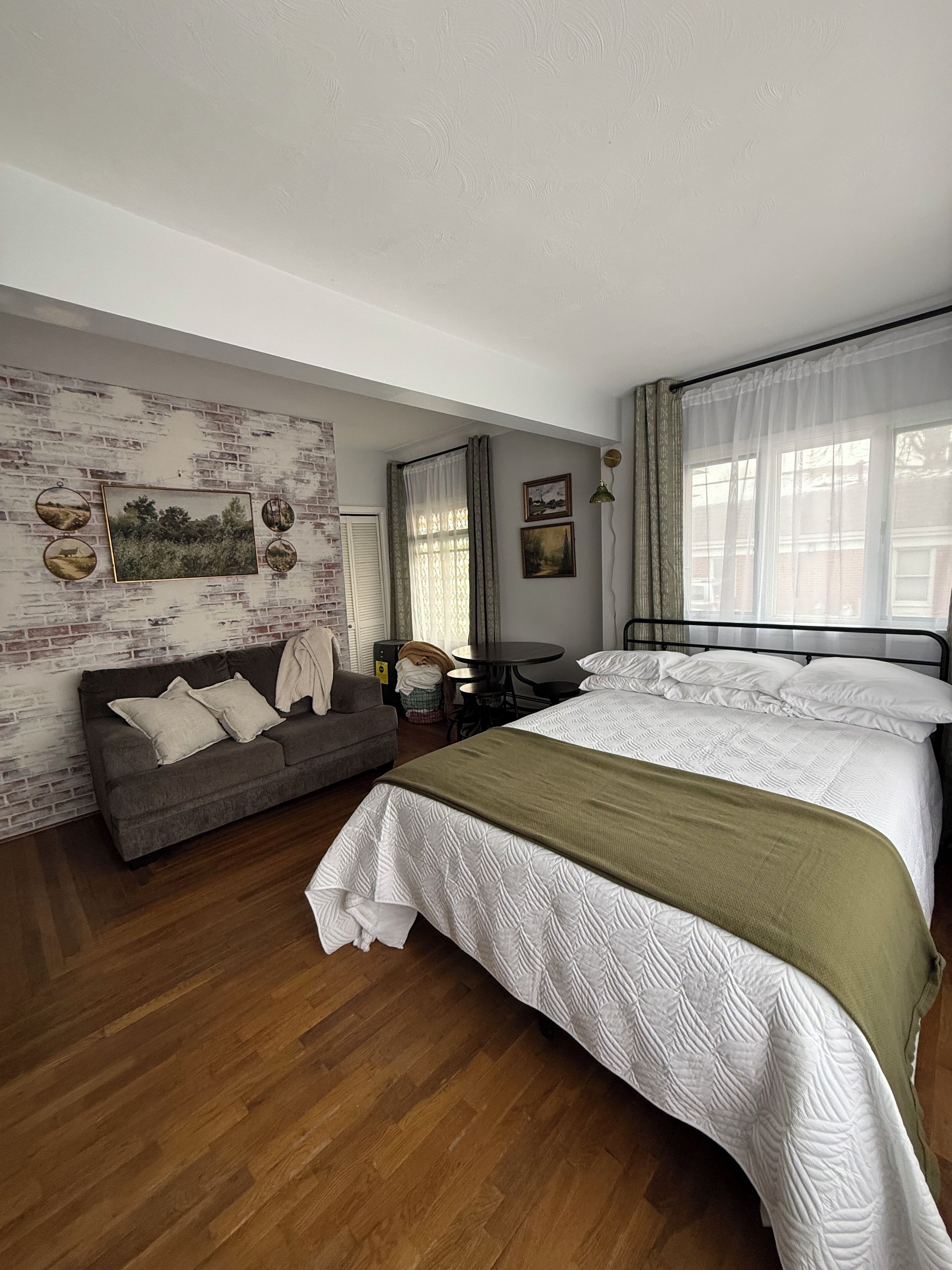 1 Schlafzimmer, Schreibtisch, Bügeleisen/Bügelbrett, Reisekinderbett