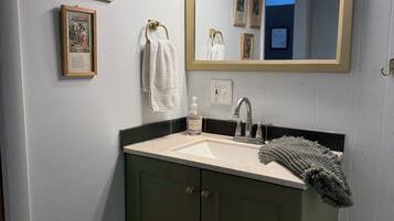 Suihku, hiustenkuivaaja, pyyhkeet, vessapaperi