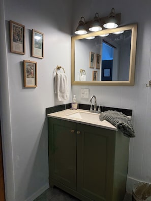 Shower, hair dryer, towels, toilet paper - The Exchange - A Historic Downtown Studio (Owosso)