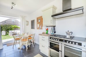Oven, dishwasher, high chair, cookware/dishes/utensils - 3 Bed in Hunstanton (oc-v29295) (Hunstanton)