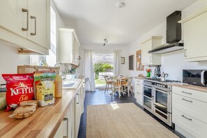 Oven, dishwasher, high chair, cookware/dishes/utensils - 3 Bed in Hunstanton (oc-v29295) (Hunstanton)