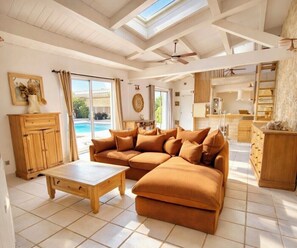TV, fireplace - Charming house with pool, 10 min from La Rochelle (Dompierre-sur-Mer)
