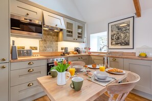 Oven, dishwasher, high chair, cookware/dishes/utensils - 1 Bed in Sarn (oc-y29230) (Botwnnog)