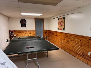 Games room - 4-bedroom house in peaceful Harrison with cool AC breeze (Harrison)