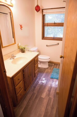Towels, soap, toilet paper - 4-bedroom house in peaceful Harrison with cool AC breeze (Harrison)