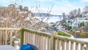 A coastal town with houses and a view of the sea. - 3 Bed in Looe (oc-s29266) (Looe)