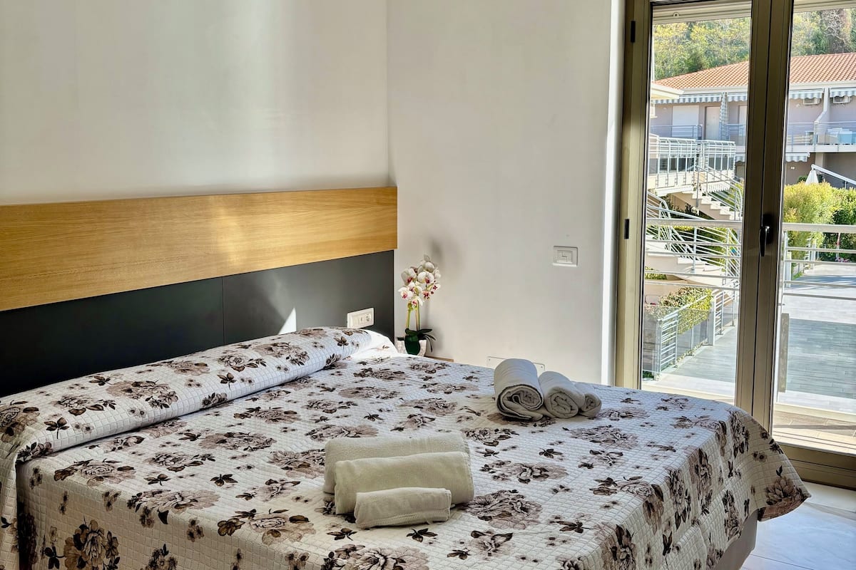 Căn hộ Superior, 1 phòng ngủ, hiên | Bộ đồ giường cao cấp, chăn bông, két bảo mật tại phòng