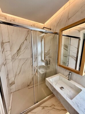 Departamento Premium, 2 habitaciones, patio | Baño | Tina con regadera, regadera tipo lluvia, secadora de cabello, toallas 