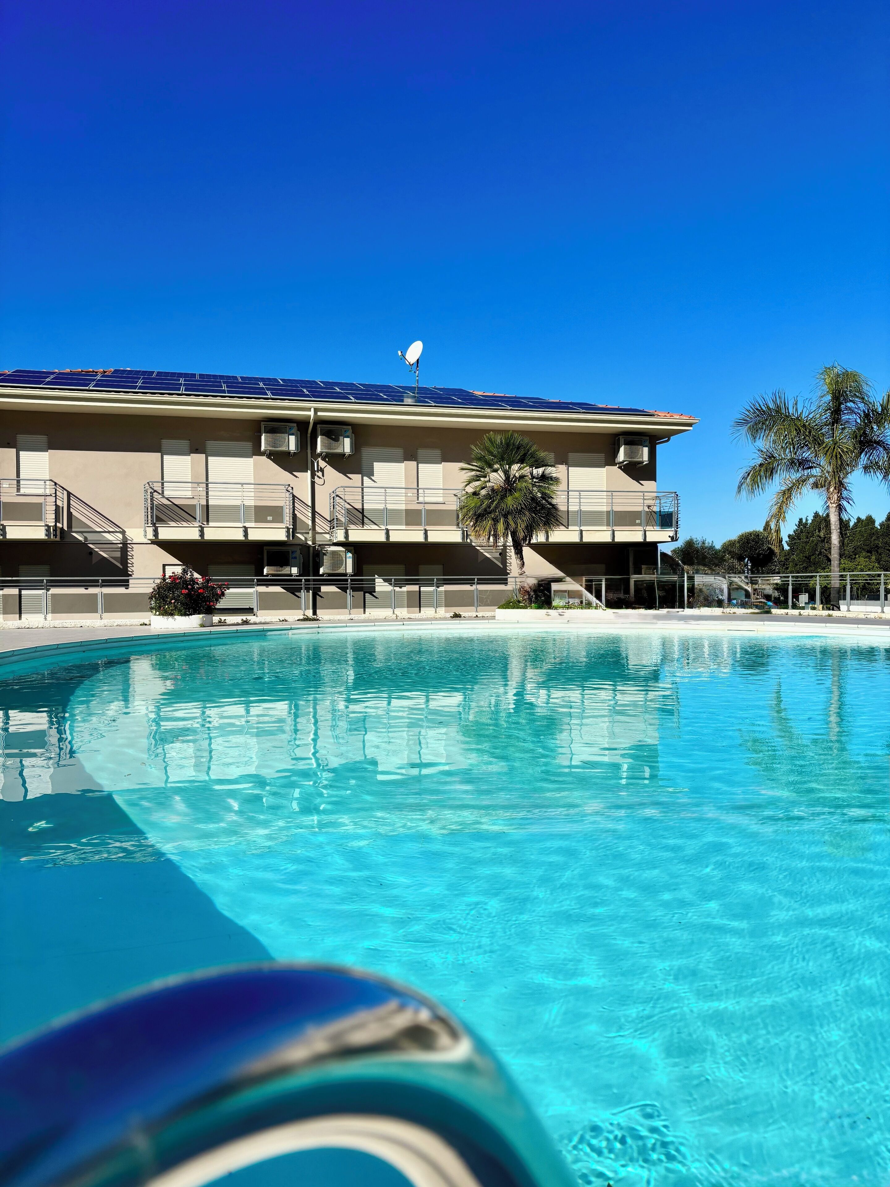 Piscine extérieure (ouverte en saison), parasols de plage