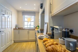 Oven, high chair, cookware/dishes/utensils - 2 Bed in Rye (oc-52470) (Rye)