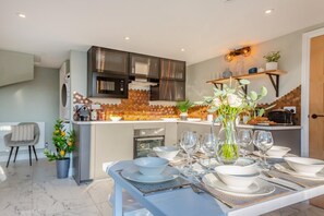 Microwave, oven, dishwasher, high chair - 3 Bed in Abersoch (oc-h29452) (Abersoch)
