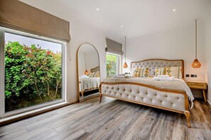 Travel crib, free WiFi, bed sheets