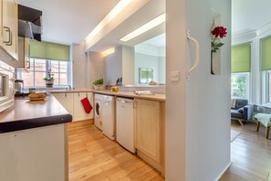 Microwave, oven, dishwasher, cookware/dishes/utensils - 2 Bed in Bexhill-on-Sea (oc-t29534) (Bexhill-on-Sea)