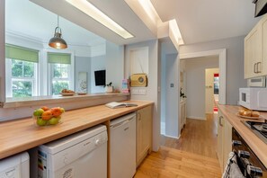 Microwave, oven, dishwasher, cookware/dishes/utensils