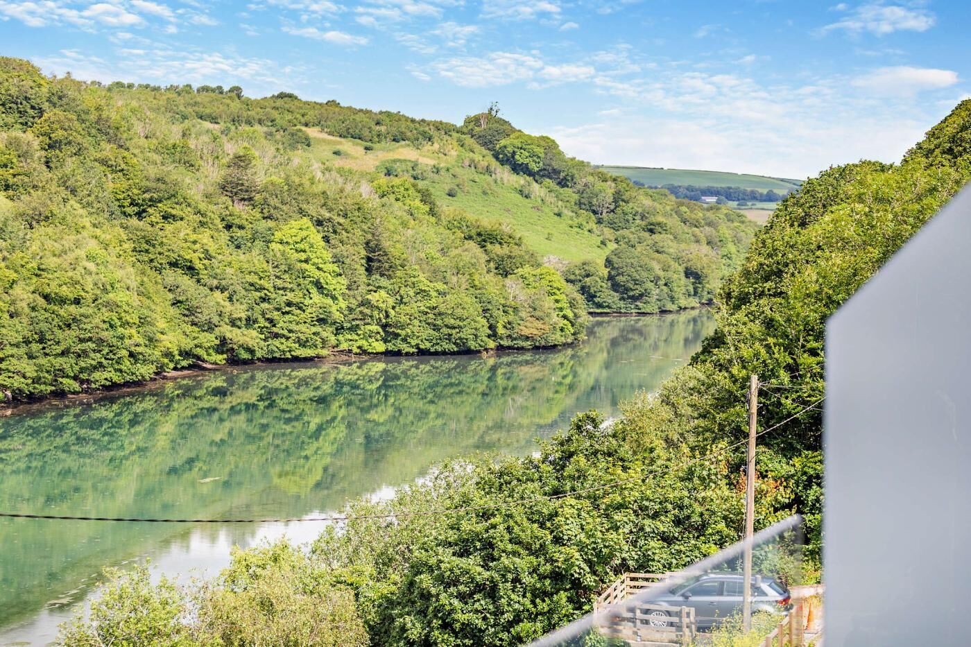 Un valle fluvial con vegetación densa y una vista despejada del río.