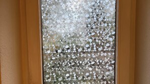 A door with a frosted glass panel featuring a mosaic pattern. - A central, cozy family retreat for 4 people—perfect for short getaways (Bremerhaven)