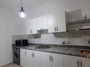 Private kitchen - Comfortable Apartment in Central Tangier – Rue Ibn Naouak (Tanger)