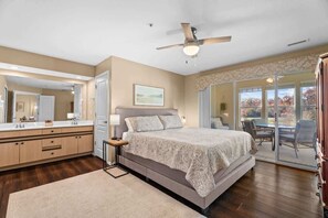 Iron/ironing board, travel crib, WiFi, bed sheets - Large 2BR stunning golf course view (Branson)