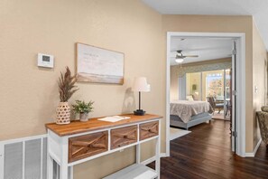 Iron/ironing board, travel cot, WiFi, bed sheets - Large 2BR stunning golf course view (Branson)
