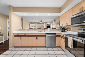 Fridge, microwave, oven, stovetop - Large 2BR stunning golf course view (Branson)