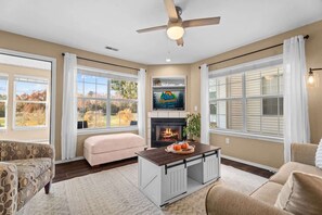 TV, fireplace - Large 2BR stunning golf course view (Branson)