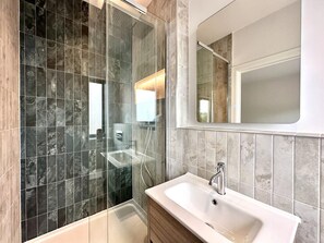 Towels - 4 Bed in Littleham (oc-h29753) (Littleham)