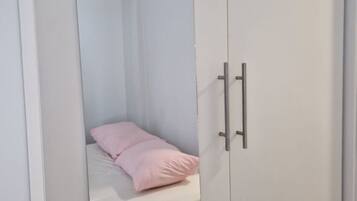 Strykejern/-brett, internettilgang og sengetøy