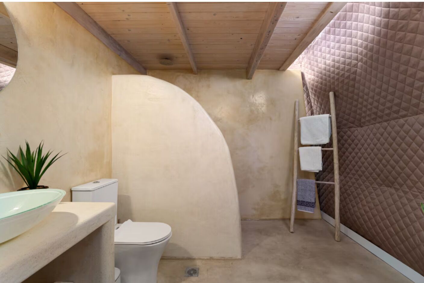 Douche, sèche-cheveux, serviettes fournies, savon