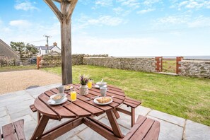 Outdoor dining - 4 Bed in Rhossili (oc-a29756) (Pilton Rhossili)