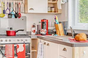 Microwave, oven, dishwasher, cookware/dishes/utensils