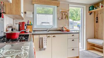 Microwave, oven, dishwasher, cookware/dishes/utensils