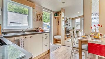 Microwave, oven, dishwasher, cookware/dishes/utensils