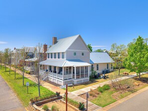 Exterior - MoonBeam Landing, Boardwalk Luxury Steps from Pool, Shops & Lake Fun (Eufaula)