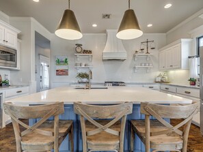 Private kitchen - MoonBeam Landing, Boardwalk Luxury Steps from Pool, Shops & Lake Fun (Eufaula)