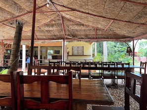 Outdoor dining - Peaceful location 2mn from Fadiouth island Hotel bar restaurant le finio (Joal Fadiouth)