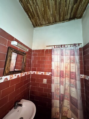 Serviettes fournies, savon, papier toilette