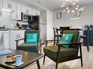 Fridge, microwave, oven, stovetop - 692 Walk-in Lakefront Oasis - Cozy, Calm, Scenic (Branson)