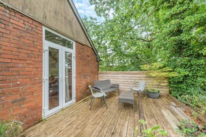 Terrace/patio - 1 Bed in Dre-Fach Felindre (oc-t29877) (Felindre)