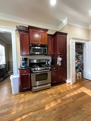 Een koelkast, een microgolfoven, een oven, een kookplaat