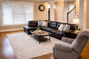 Smart TV, books, computer monitors - Near Downtown and Midtown, Quiet Cul-de-sac Decatur Home with Deck & Balcony, (Decatur)
