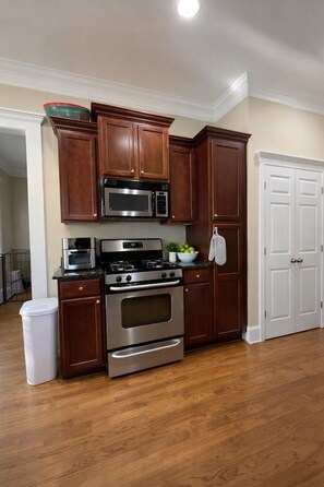 Fridge, microwave, oven, stovetop - Near Downtown and Midtown, Quiet Cul-de-sac Decatur Home with Deck & Balcony, (Decatur)