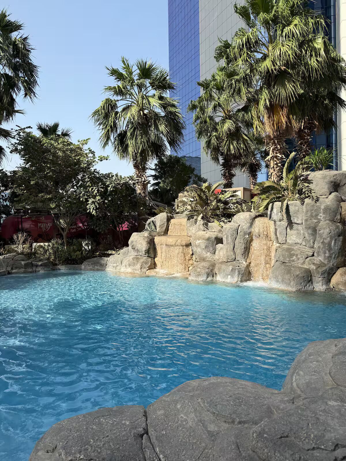 Alberca al aire libre y alberca climatizada