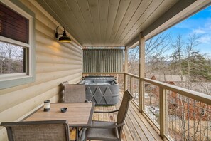 Outdoor dining - Cozy Cabin w/ Pool Table, Wifi and more to welcome your Family! (Pigeon Forge)