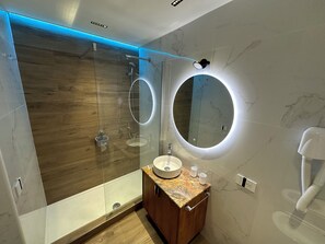 Shower, hair dryer, bidet, towels - NEW! Nice apartment 2 steps from villa Borghese and Spanish Steps (Roma)