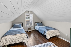 4 bedrooms, desk, iron/ironing board, travel cot - Homestyle: Game room, w/soaking tub, yard, crib, patio, KING beds, & quiet study. (Knoxville)